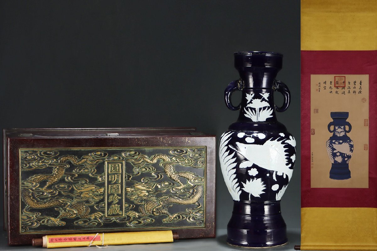 ■大成美術■霽藍釉彫刻留白魚藻紋象耳瓶 郎世寧絵 絹本【磁器瓶図】掛け軸 箱付き(検)元時代 陶磁器 唐物 中国美術 骨董 古玩 347拍卖