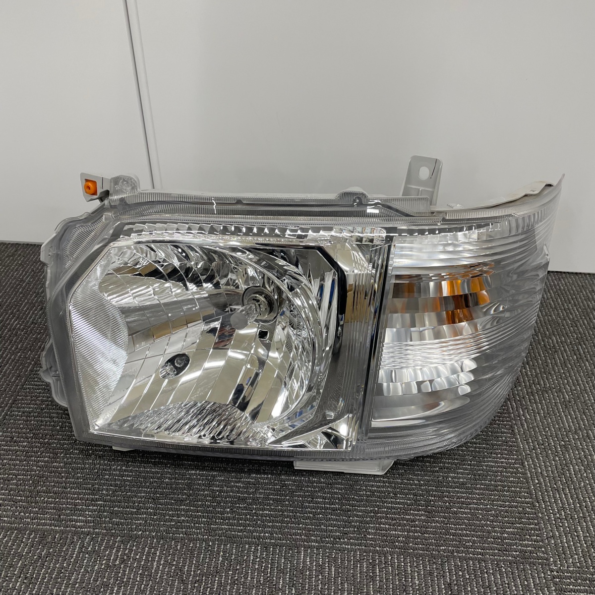 トヨタ ハイエースDX 純正 左ヘッドライト KOITO 26-131 刻印71 新車外し拍卖