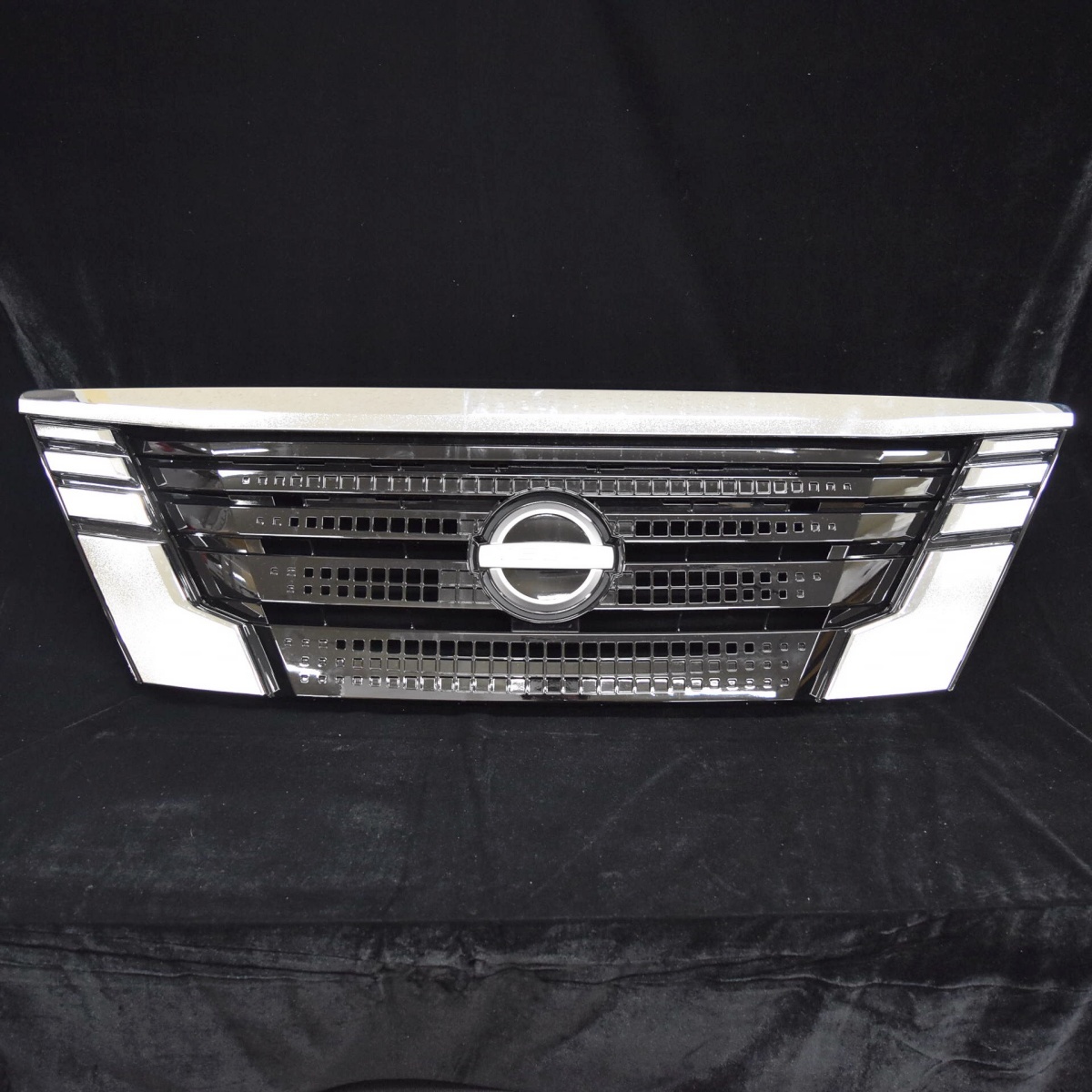 NISSAN 日産 キャラバン 純正フロントグリル VR2E26 VN6E26【新車外し品】拍卖