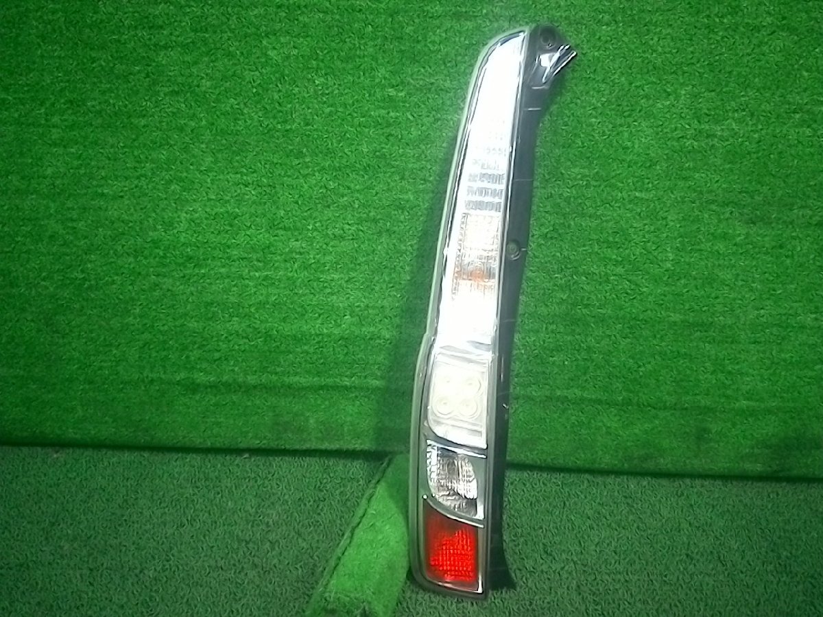 ムーヴ ムーブ DBA-LA100S LA110 左 テール ランプ ライト カスタム X KF-VE W24 81560-B2380拍卖