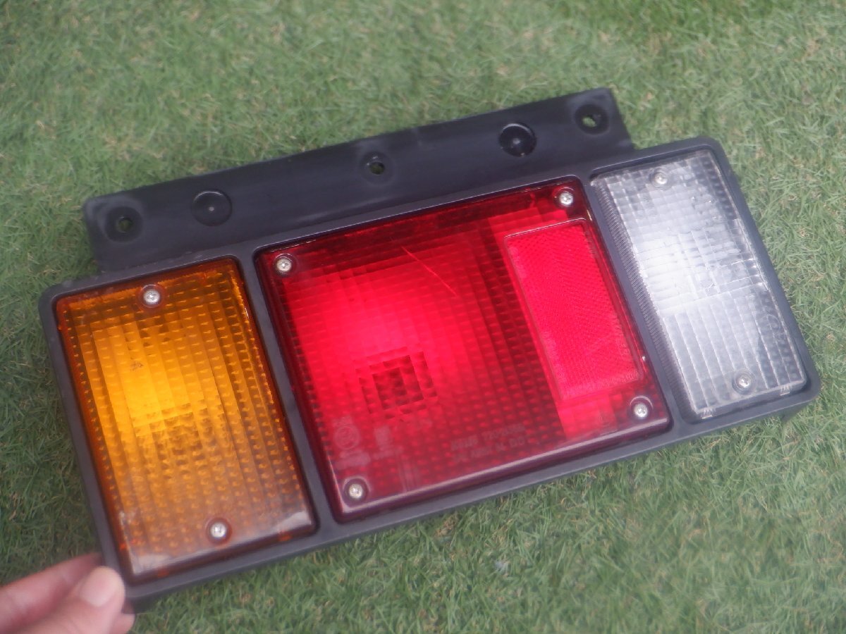 いすゞ純正 07 エルフ ISUZU NPR85 NLR85 80系 エルフ トラック KOITO 220-21366 テールランプ テールライト 左側 助手席 m-25-10-356拍卖