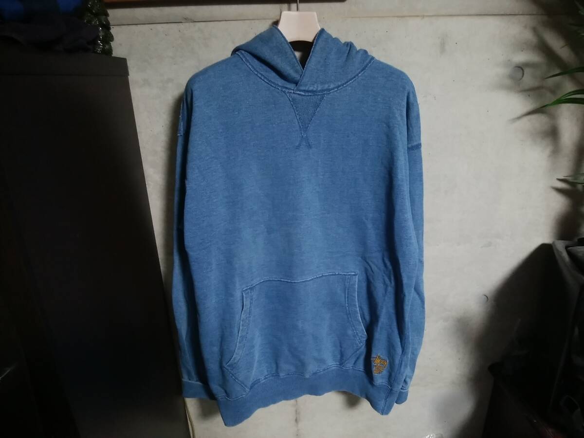 【STUSSY ステューシー】スウェットパーカM インディゴ染め 限定 人気アイテム フードジャケットロゴ文字刺繍デザイン入り拍卖