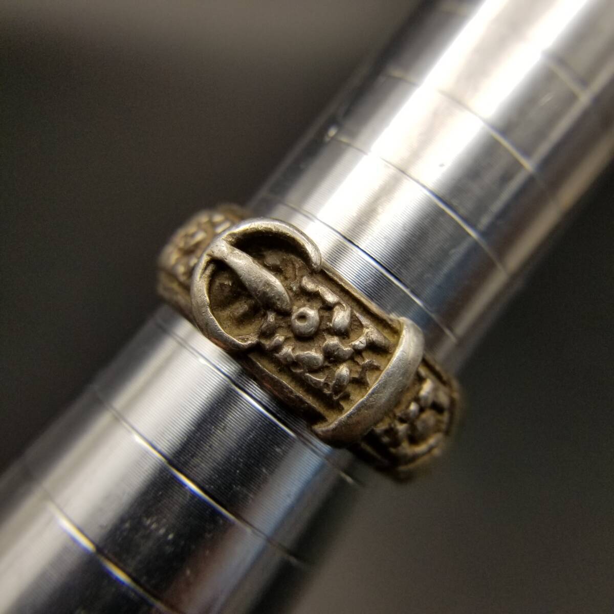 1979年 英国 ヴィンテージ お花柄 ベルトデザイン 925 シルバー バンド リング 銀 指輪 中太 London ホールマーク 大きめサイズ Y24-L拍卖