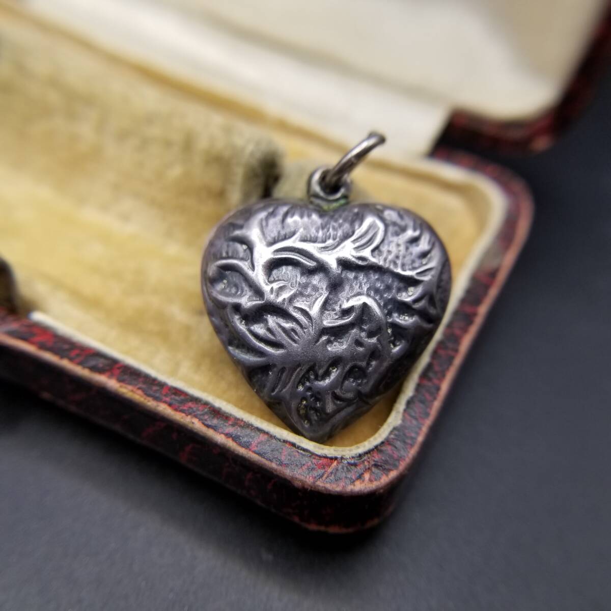 フローラル 植物パターン ヴィンテージ パフィーハート チャーム ペンダントヘッド シルバートーン レトロ キュート ボタニカル Y25-C拍卖