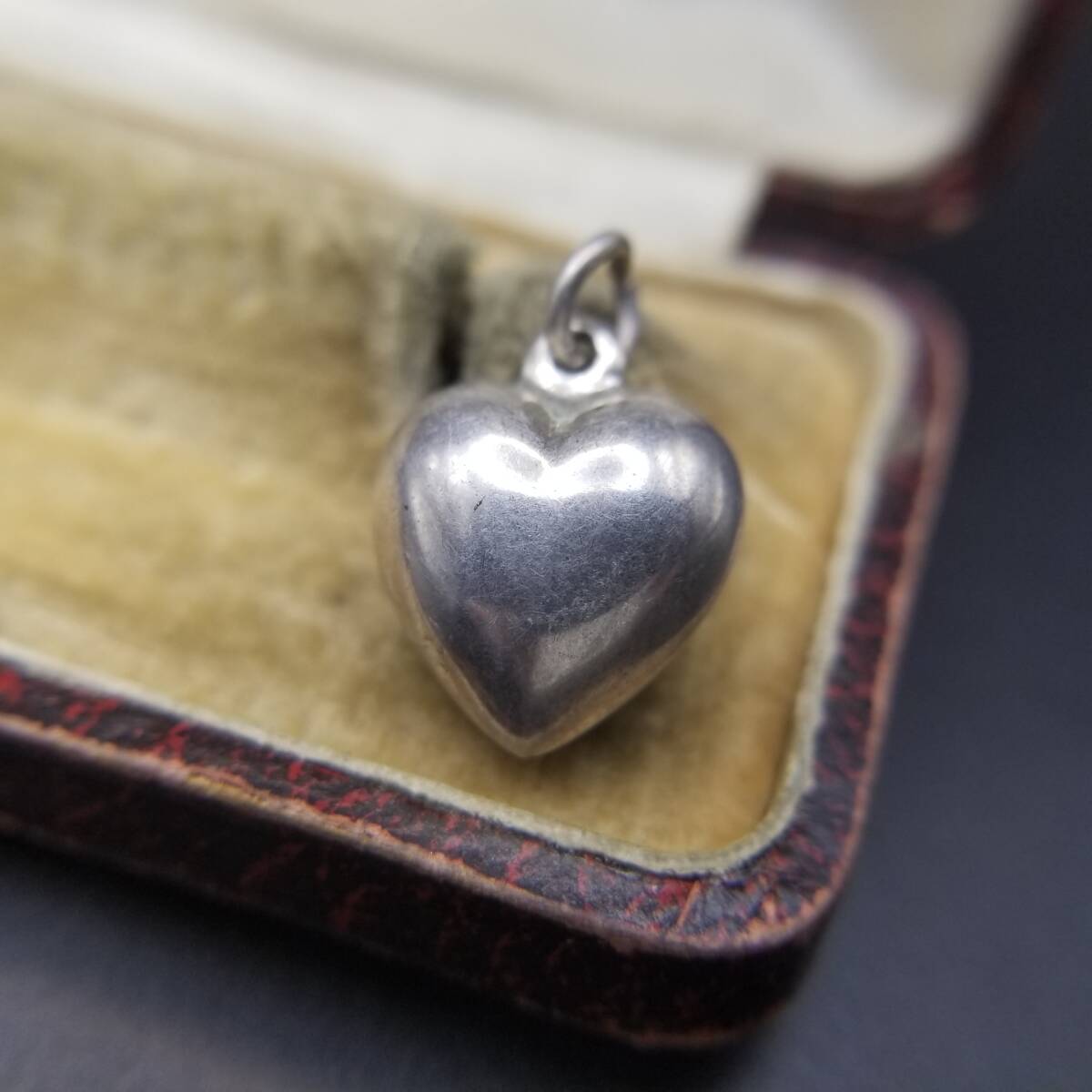 シンプル 装飾なし ヴィンテージ パフィーハート チャーム ペンダントヘッド シルバープレート ぷっくり感 Y25-D拍卖