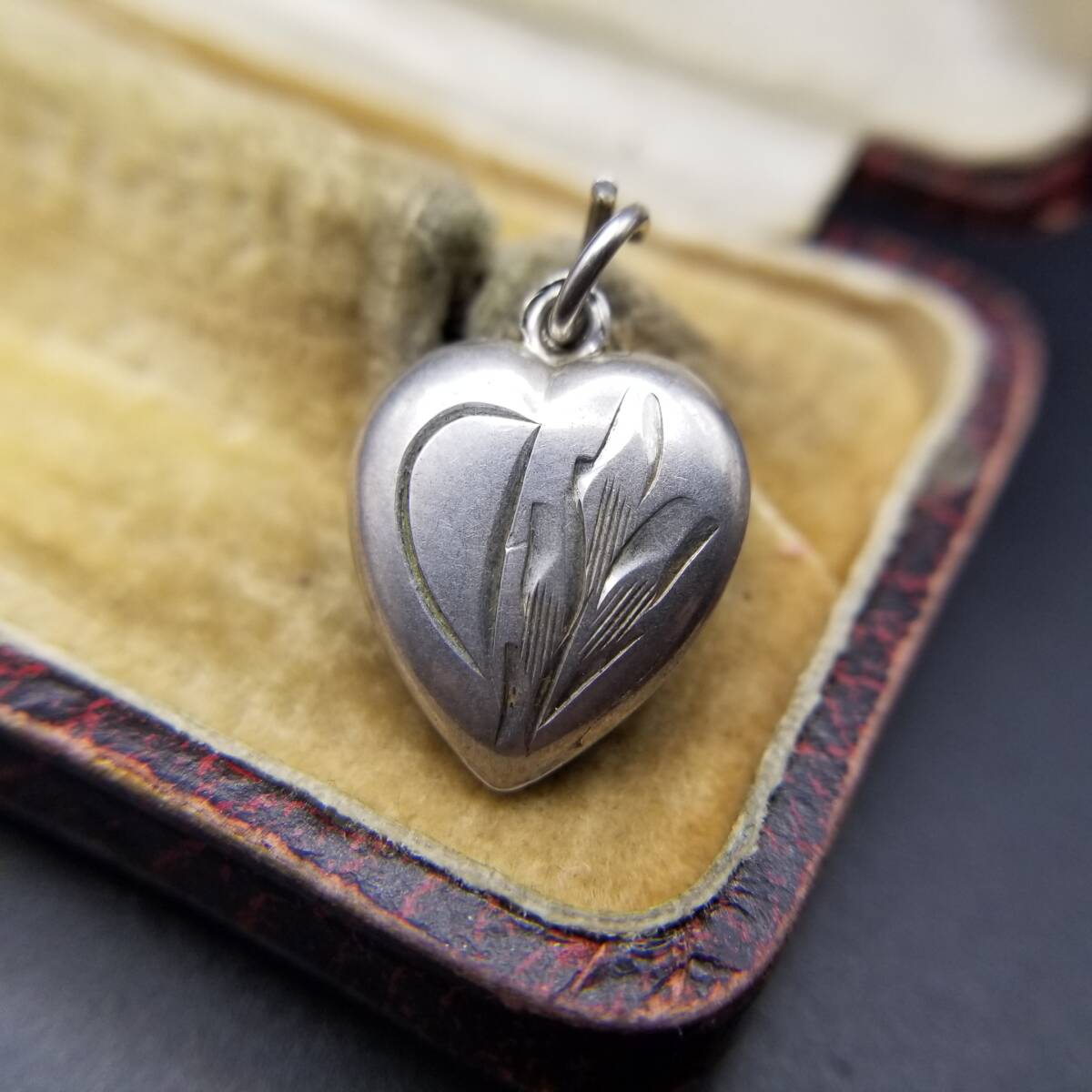 ヴィンテージ パフィーハート 葉っぱ エッチング チャーム 925 シルバー ペンダントヘッド 銀 ネーム彫金 Stacy Y25-D拍卖