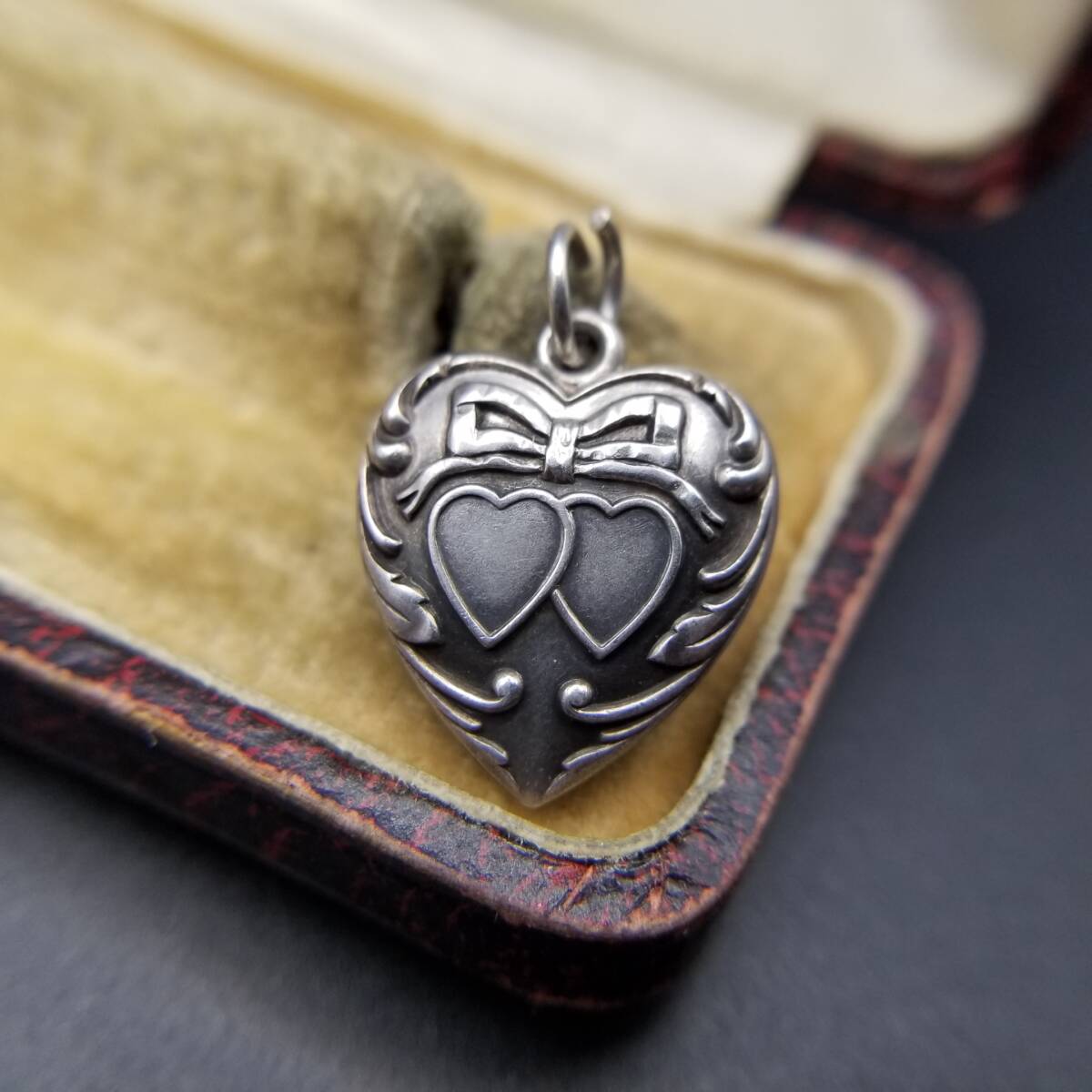 WWII期 ヴィンテージ スウィートハートジュエリー ダブルハート リボン チャーム 925 シルバー ペンダントヘッド 銀 ネーム彫金 Lou Y25-D拍卖