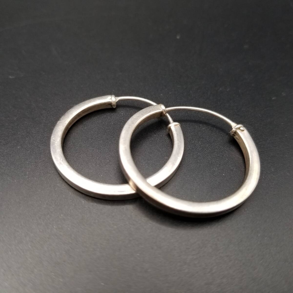 シンプル ラウンド ヴィンテージ フープ ピアス シルバートーン 大ぶり スタイリッシュ 飽きないデザイン Y25-F拍卖