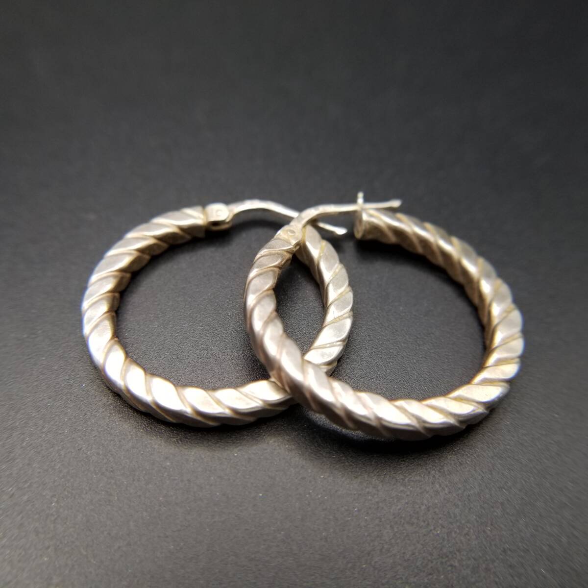 イタリア ヴィンテージ ロープ ケーブル ラウンドフォルム 925 シルバー フープ ピアス 銀 存在感 モダンジュエリー Y25-F拍卖