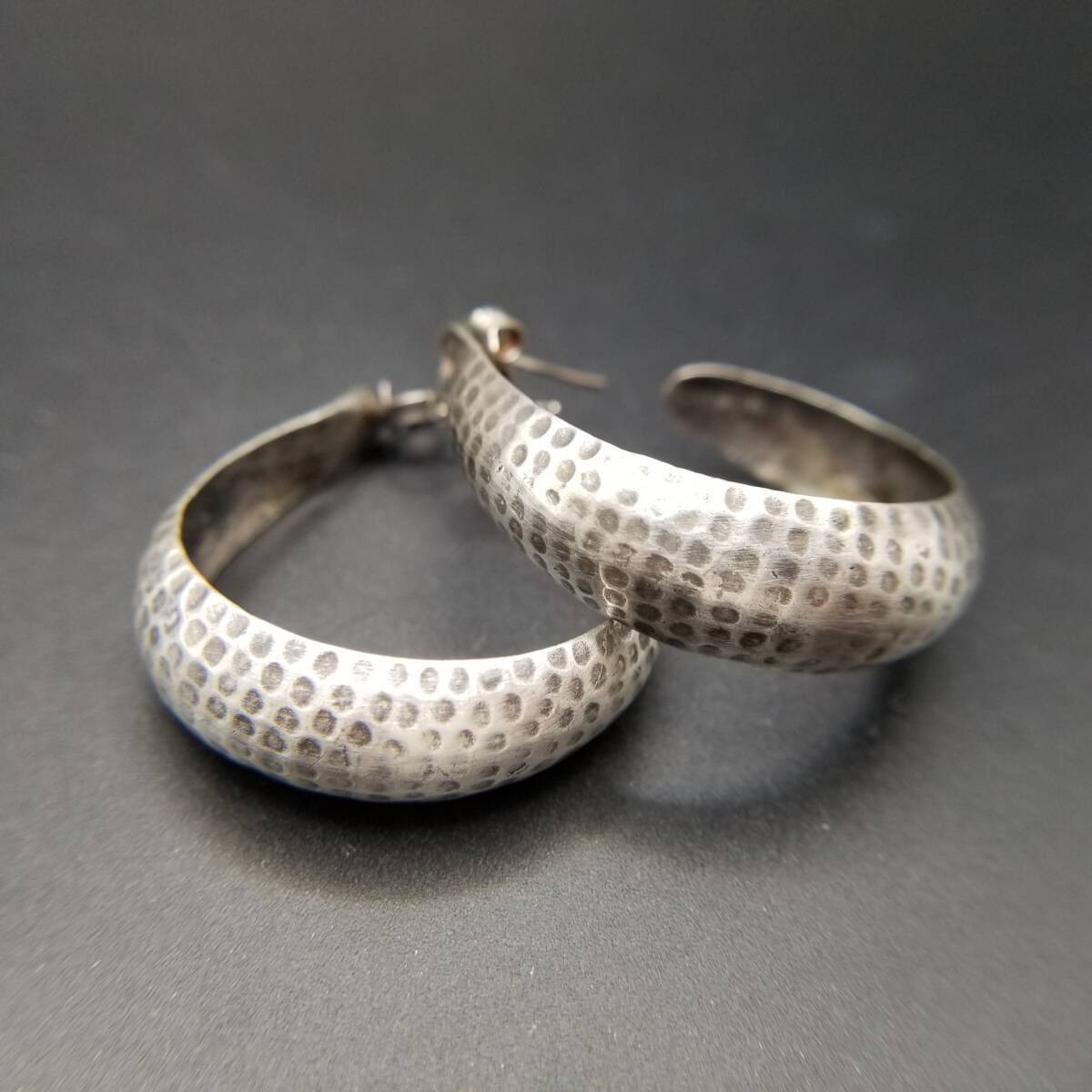 モダンデザイン ハンマー打ち 槌目 925 シルバー ヴィンテージ フープ ピアス 銀 大ぶり スタイリッシュ 存在感 Y25-F拍卖