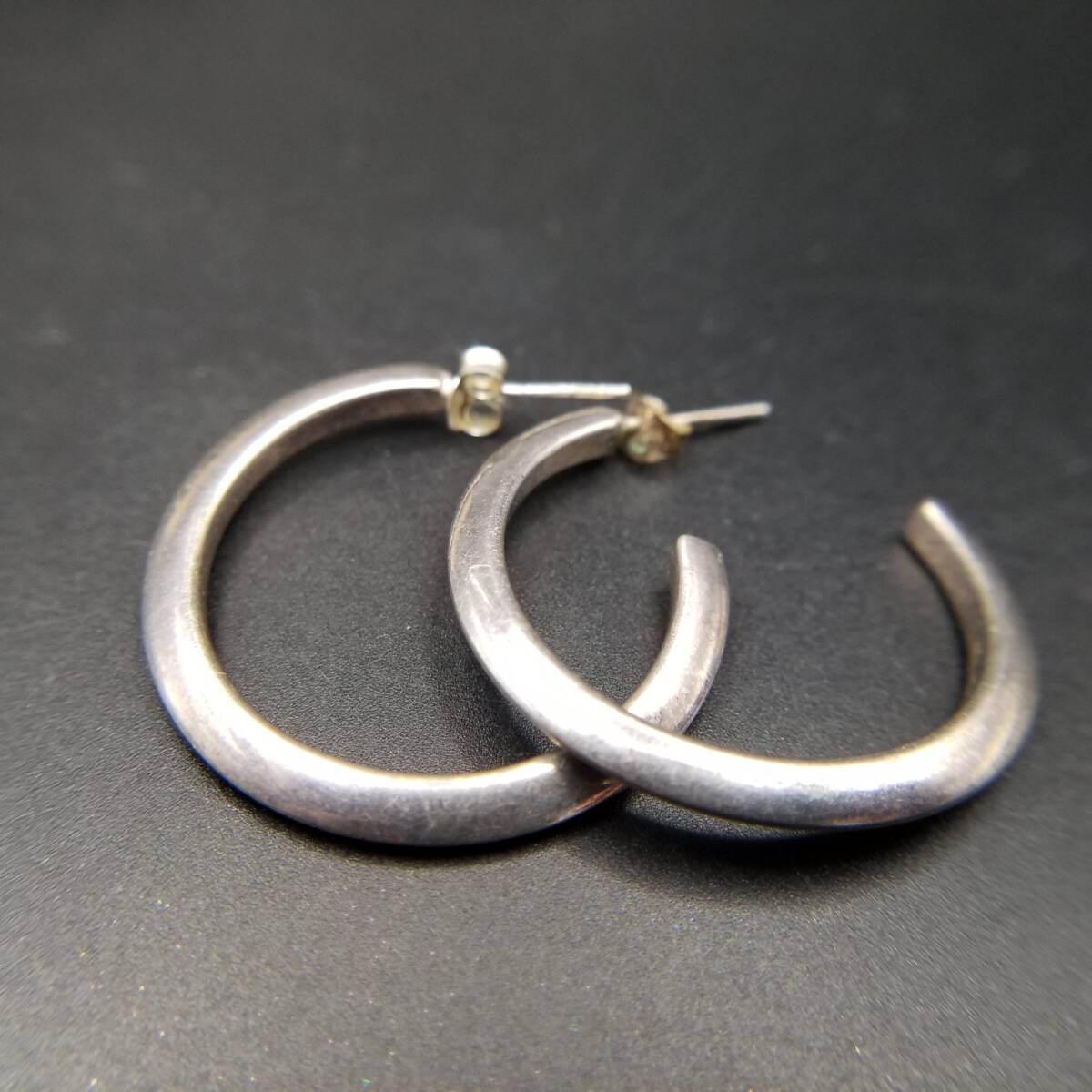 シンプル スタイリッシュ ラウンド ヴィンテージ フープ ピアス シルバートーン 大ぶり 飽きないデザイン Y25-F拍卖