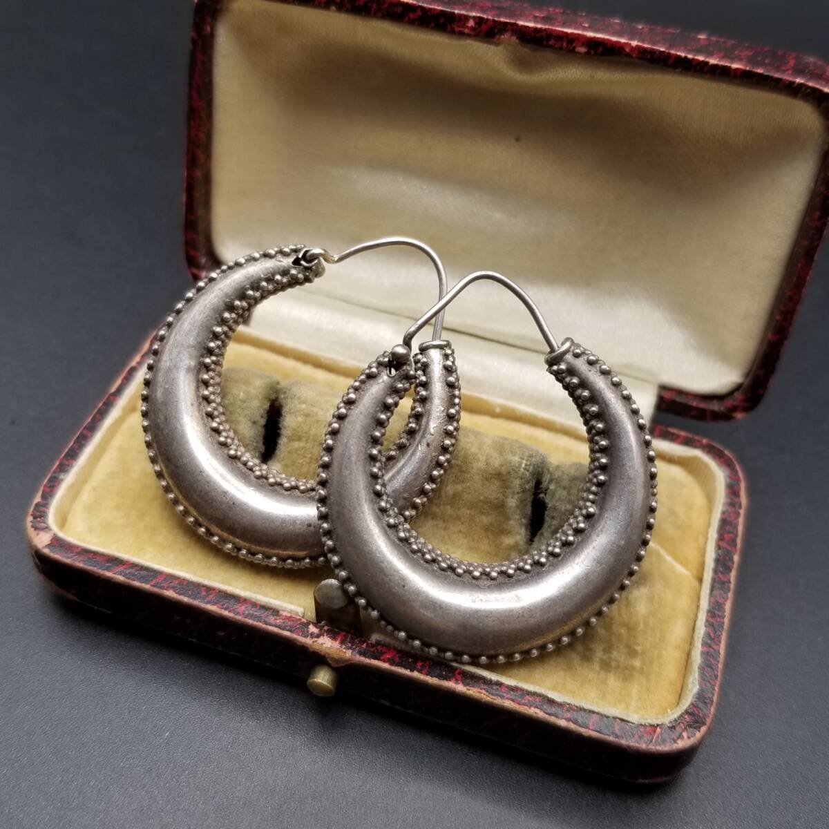 バリスタイル ドット装飾 ぷっくり 三日月 ヴィンテージ フープ ピアス シルバートーン ステートメントジュエリー 存在感 Y25-G拍卖