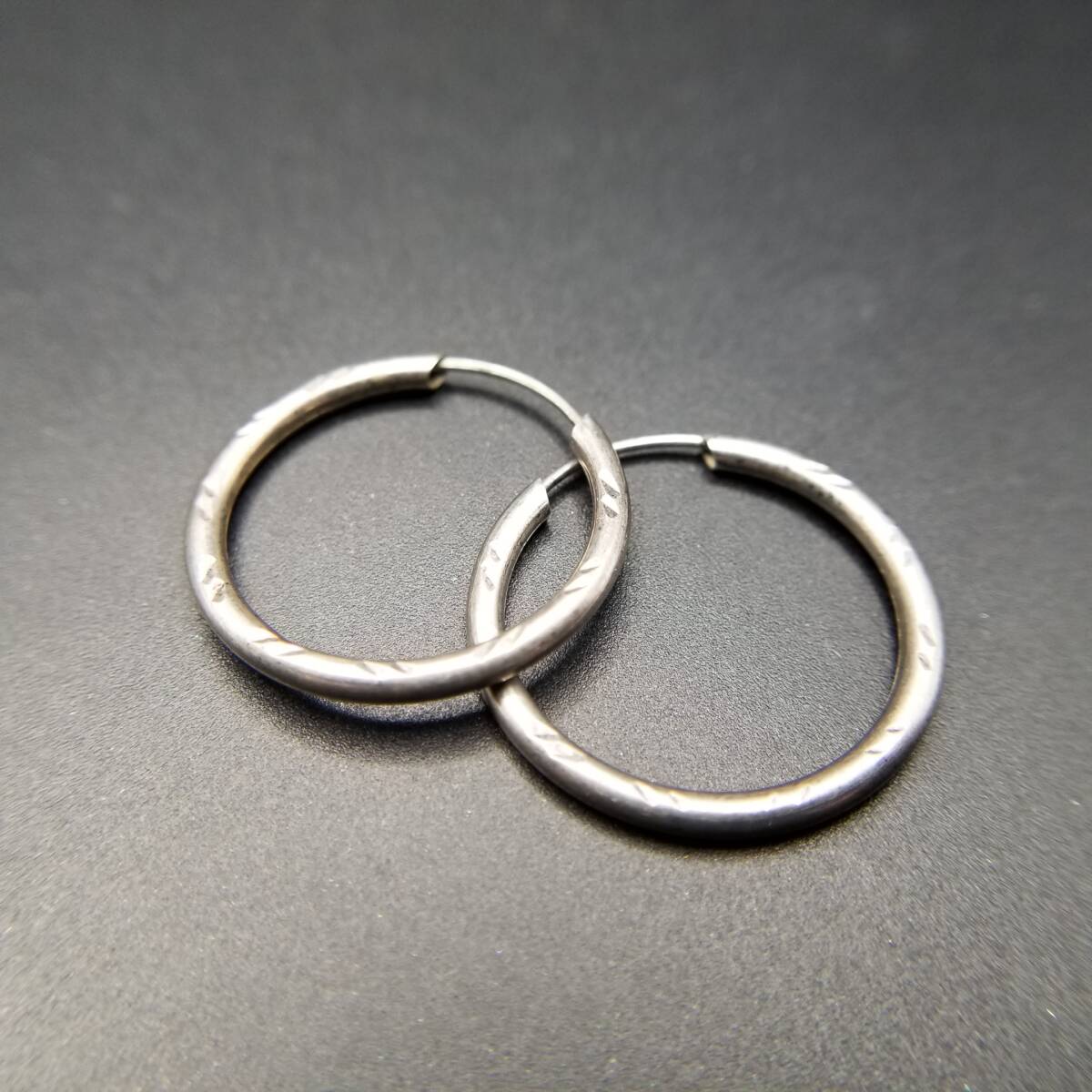 シンプル ラウンド スラッシュカット 細幅 ヴィンテージ フープ ピアス シルバートーン 定番 スタイリッシュ Y25-G拍卖