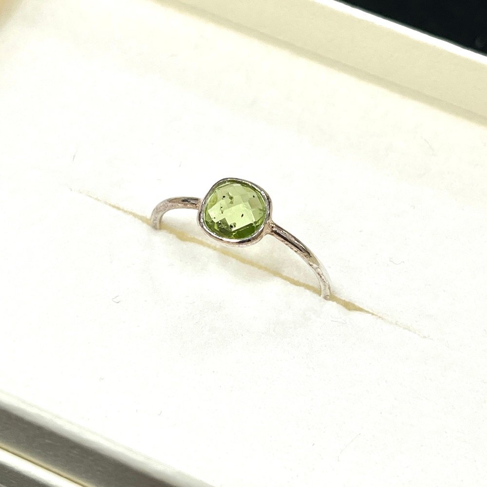 A) Phool ペリドット 石一粒 925 刻印 シルバー リング/指輪 約15.5号 重量約0.9g 外箱付属 中古 USED アクセサリー拍卖