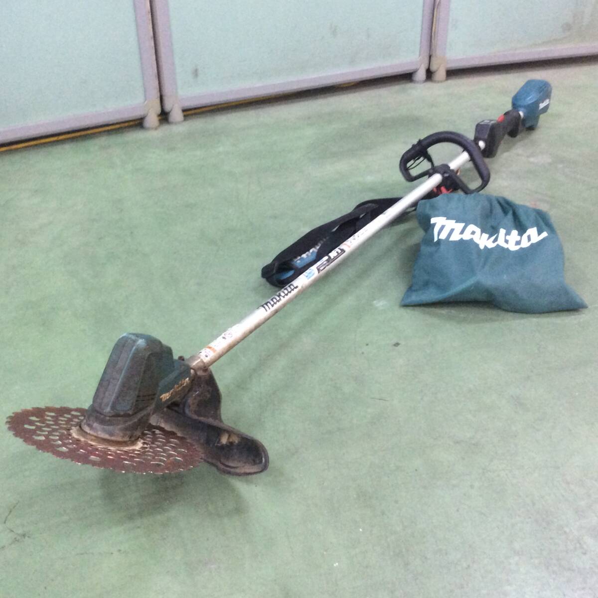 【H-3765】中古品 makita マキタ 充電式 刈払機 草刈機 MUR190LD バッテリー1個 BL1860 6.0Ah 充電器 【引き取り限定・静岡県浜松市】拍卖