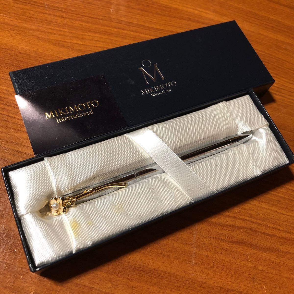 〈送料無料〉ミキモト ボールペン 真珠 パール シルバーカラー フラワーモチーフ 花 替芯可能拍卖