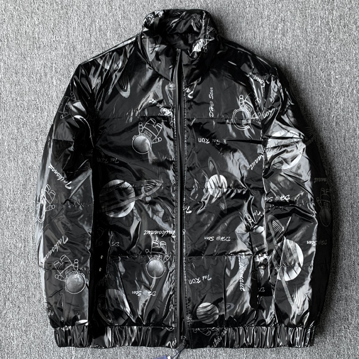 最高級 国内未販売 DCKMANY 新品 メンズ ダウンジャケット デザイナーズ 軽量 暖かい 立ち襟 個性 落書き柄 艶 アウター/ブラックC9807-XL拍卖