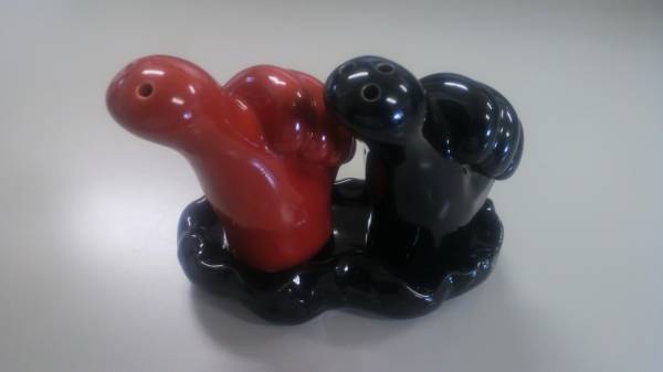 0006-01 現品のみ 調味料入れ RED BLACK GOOD タイプ BLACK and RED 塩 コショウ拍卖