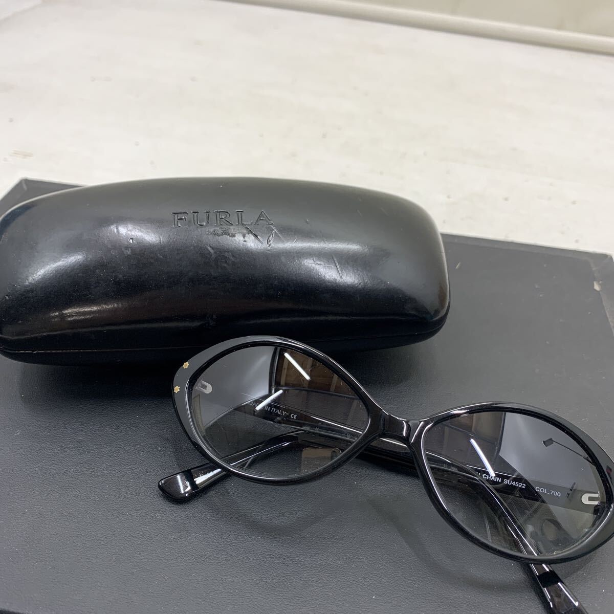 R☆美品☆サングラス アイウェア FURLA フルラ メガネケース グラサン レディース ブラック ゴールド イタリア製 ファッション小物 メガネ拍卖