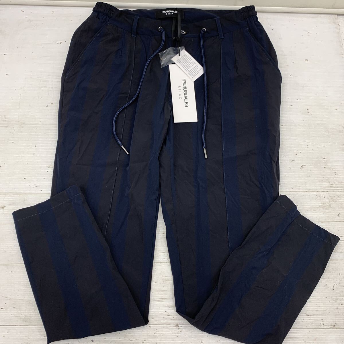 I☆新品タグ付き☆ウノピュウノウグァーレトレ リラックス メンズ テーパードパンツ ストレッチ Mサイズ ストライプ パンツ ボトムス 紺色拍卖