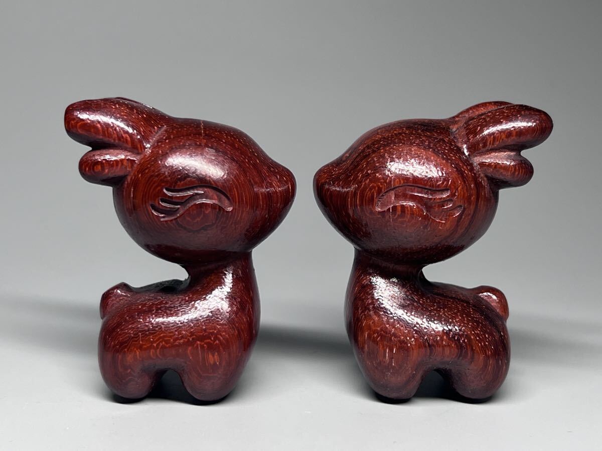 送料無料 木彫 かわいい鹿 一対 飾り物 細密彫 置物 インテリア 唐木 花梨木拍卖