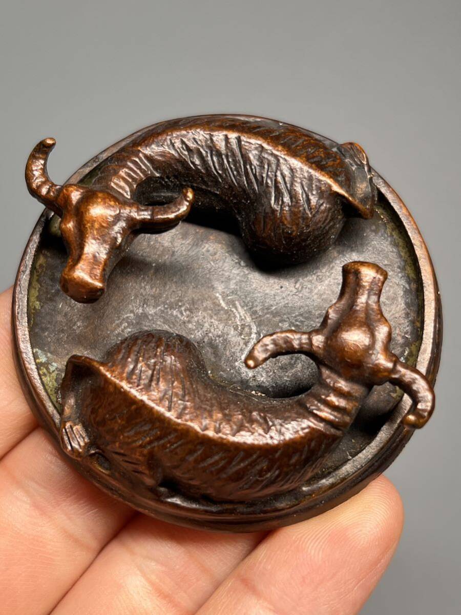 古銅 細工 茶道具 置物 文鎮 水牛 古美術 太極八卦紋 双牛 時代物 金属工芸拍卖