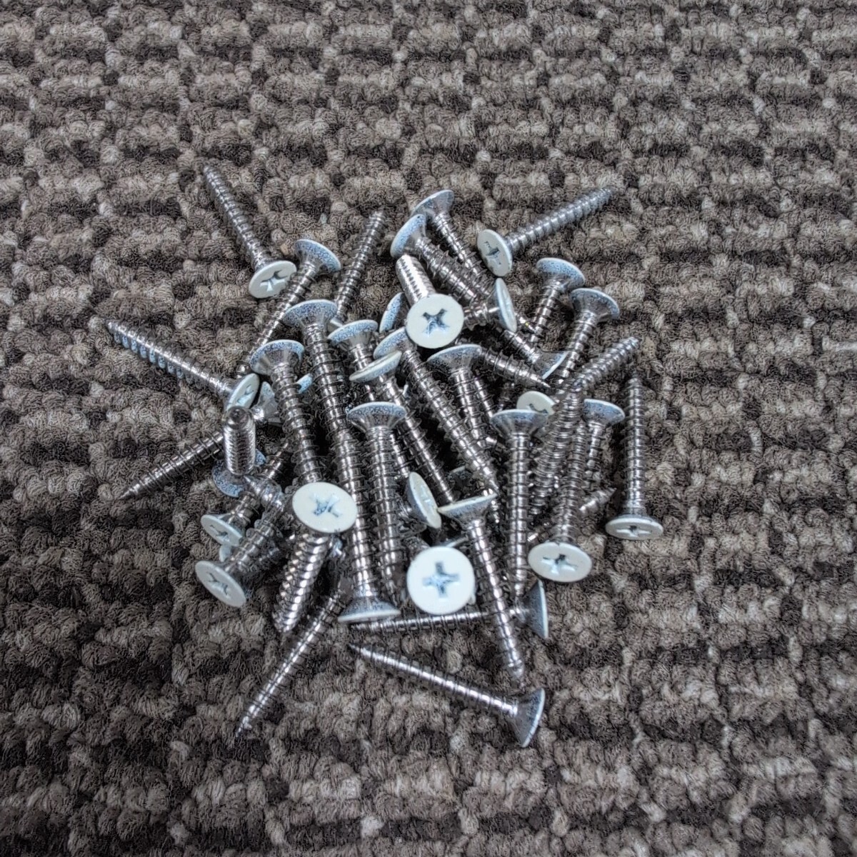 ジャンク品/長期保管品/中古品/メーカー不明/ステンレス/タッピング/頭:ホワイト/皿4×25mm/1P50本入り拍卖