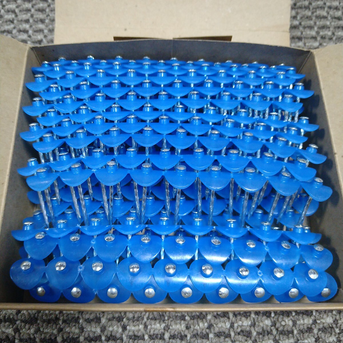 ジャンク品/長期保管品/メーカー不明/傘釘/かさくぎ/連結(9連)/全長38mm/ポリ/青/1箱約270本拍卖