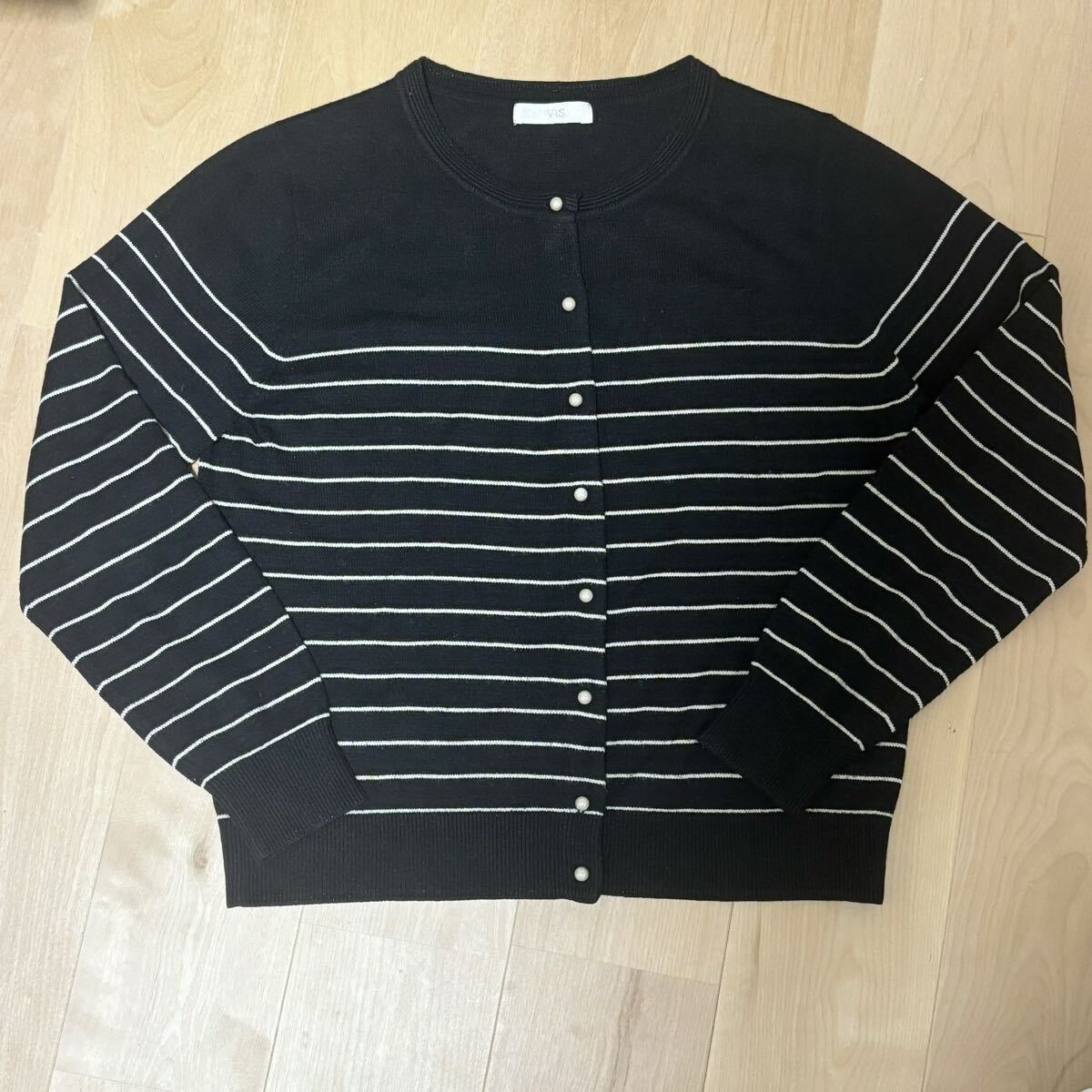 長袖クルーネックカーディガン パネルボーダー ブラック 黒 パールボタン 丸首 オフィスカジュアル 通勤服 Vis ヴィス モノクロ拍卖