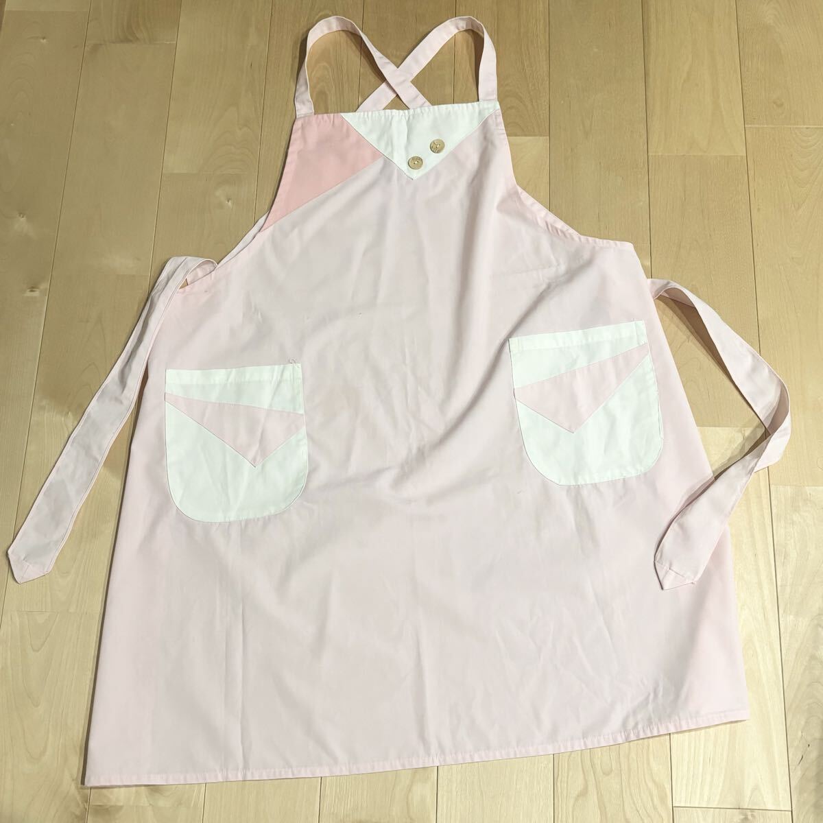 匿名配送 エプロン 無地 ピンク ホワイト ポケット付 バッククロス ワンピース型 新婚 ガーデニング 料理 カフェ 保育士 料理教室 コスプレ拍卖