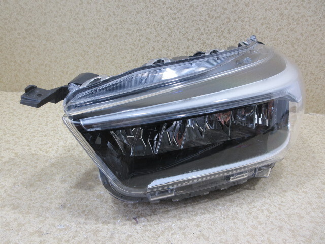 トヨタ ライズ A200A/A210A 純正 LED 右 ヘッドライト 刻印:AD拍卖
