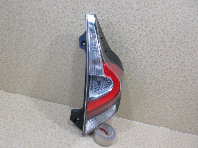 トヨタ アクア NHP10 後期 純正 右 テール ランプ 81551-52E90拍卖