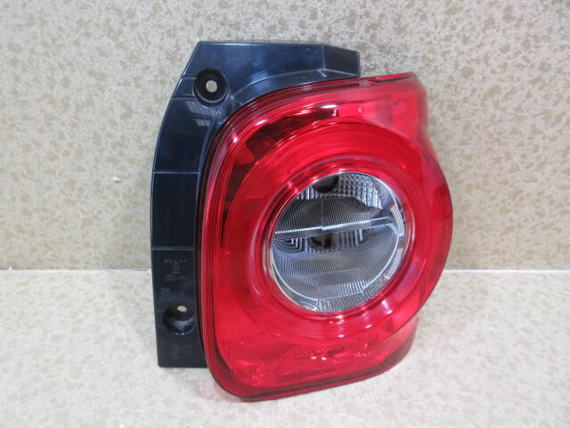 良品 ダイハツ ムーヴ キャンバス LA850S/LA860S 純正 右 テール ランプ 81551-B2470拍卖