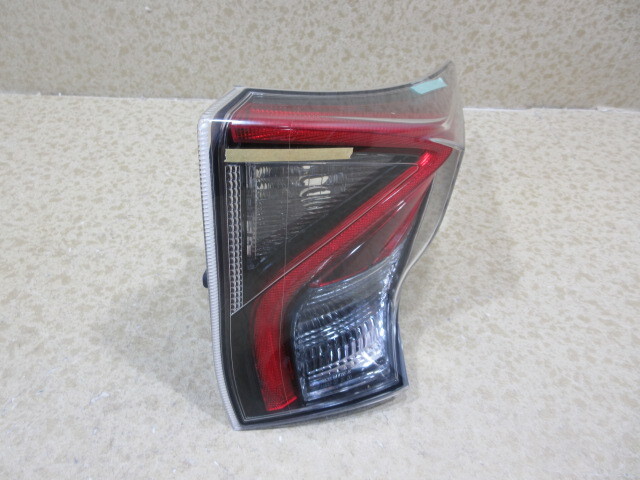 トヨタ プリウス ZVW50/ZVW51 前期 純正 右 テール ランプ 81551-47282拍卖