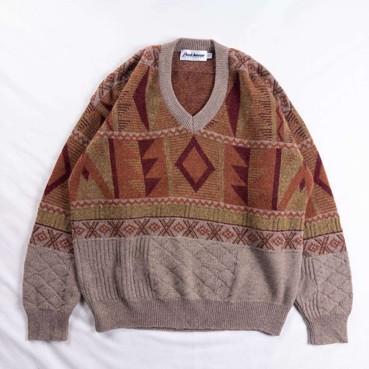 Vintage Park Avenue by Raymond Vネック 好配色 くすみカラー エスニック 民族 幾何学模様 アート アーガイル ネイティブ 総柄ニット拍卖