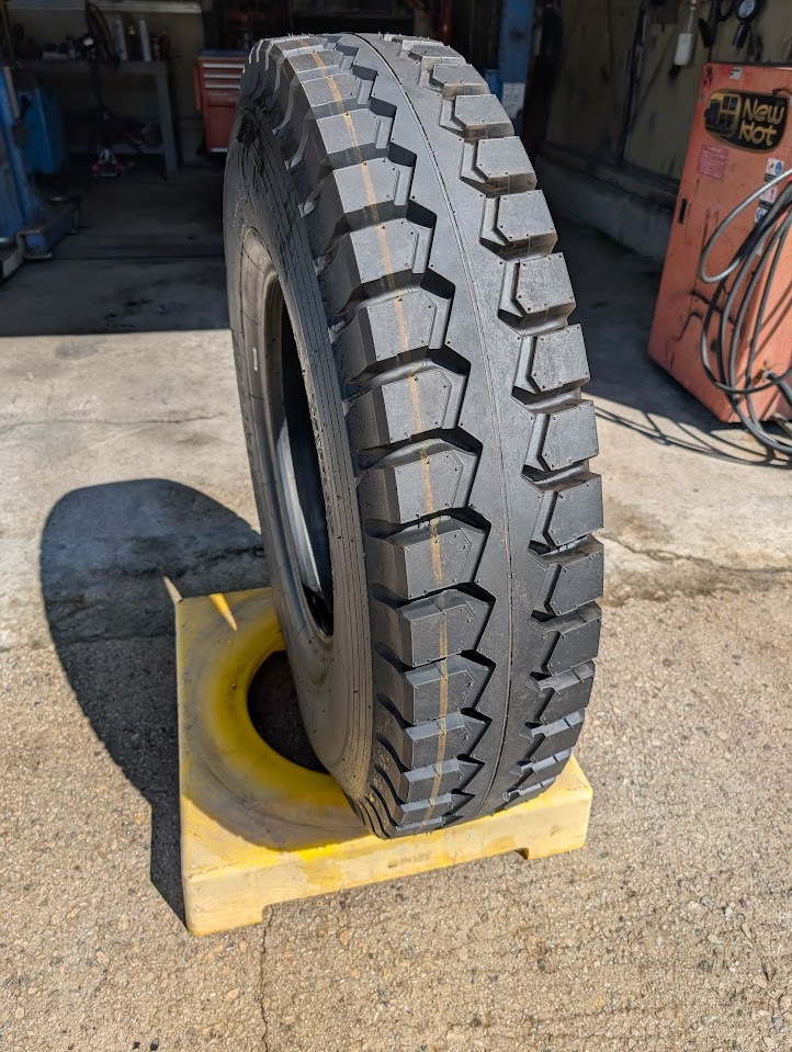 10.00R20 14PR L333 1本 ブリヂストン 1000R20 事業所様のみ 希少 チューブタイプ BS ラグタイヤ ダンプ リフト拍卖