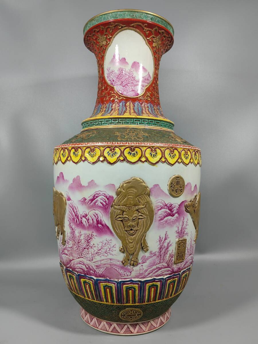 PTA#0853【3.1】中国骨董 人間国宝 磁器【大清乾隆帝制刻金臙脂紅五牛山水瓶】工芸品 施釉陶 青花磁 陶芸 精美彫 置物 收藏品 拍卖