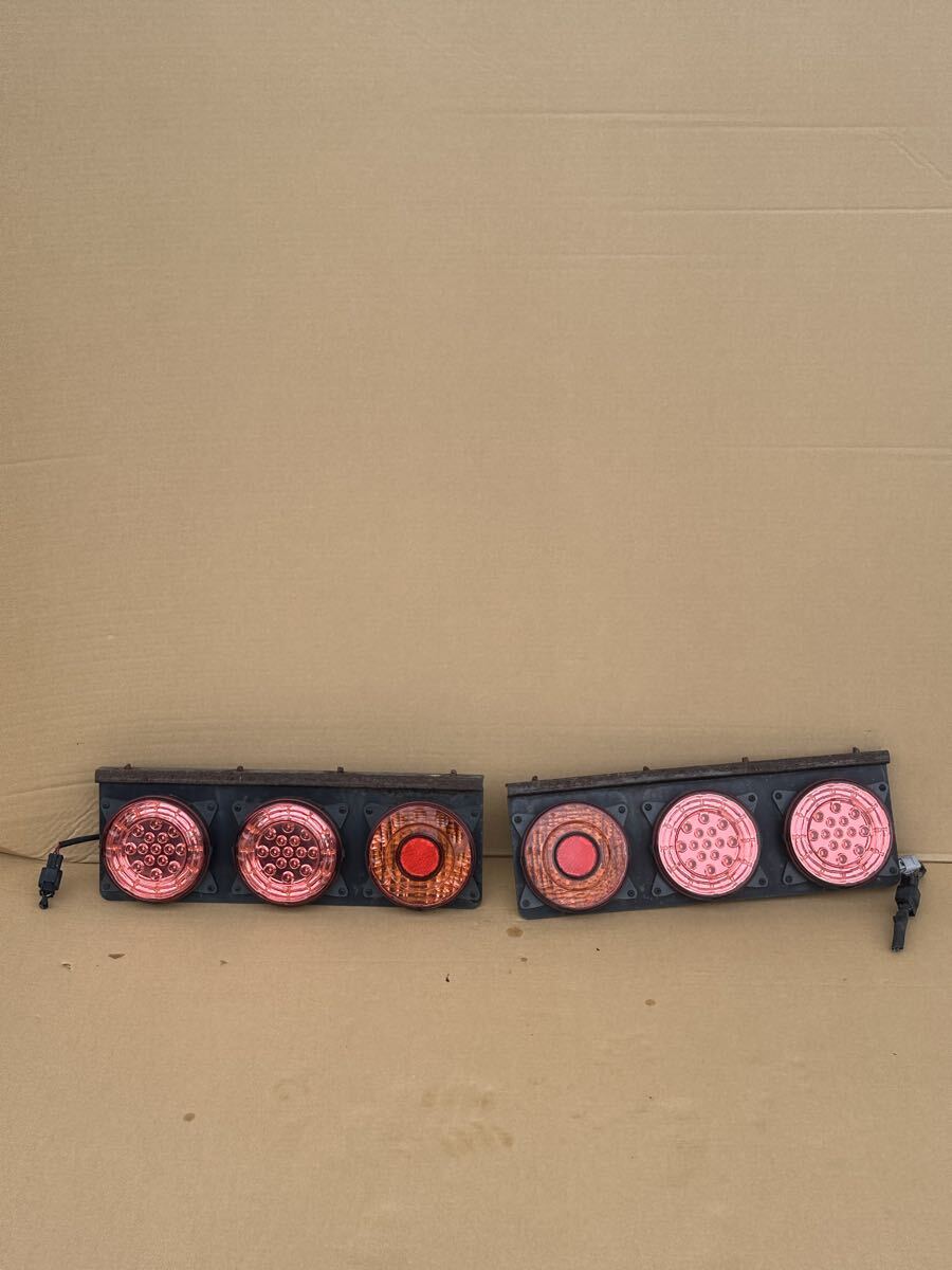 B250 大型 中型 3連タールライト JB 角型 3連 LED 3連テールランプ テールライト IPF60401 IPF9841 デコトラ レトロセット 動作OK 拍卖