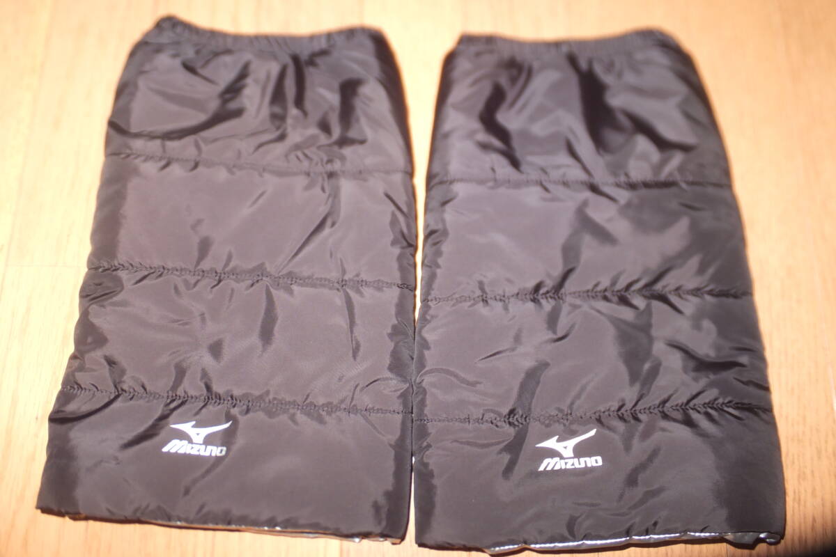 *ミズノ MIZUNO レッグウォーマー ブラック シルバー ロゴ プリント 中綿 足元 足首 冷え対策 保温 屋外 スポーツ 観戦 BLACK SILVER 黒 銀拍卖