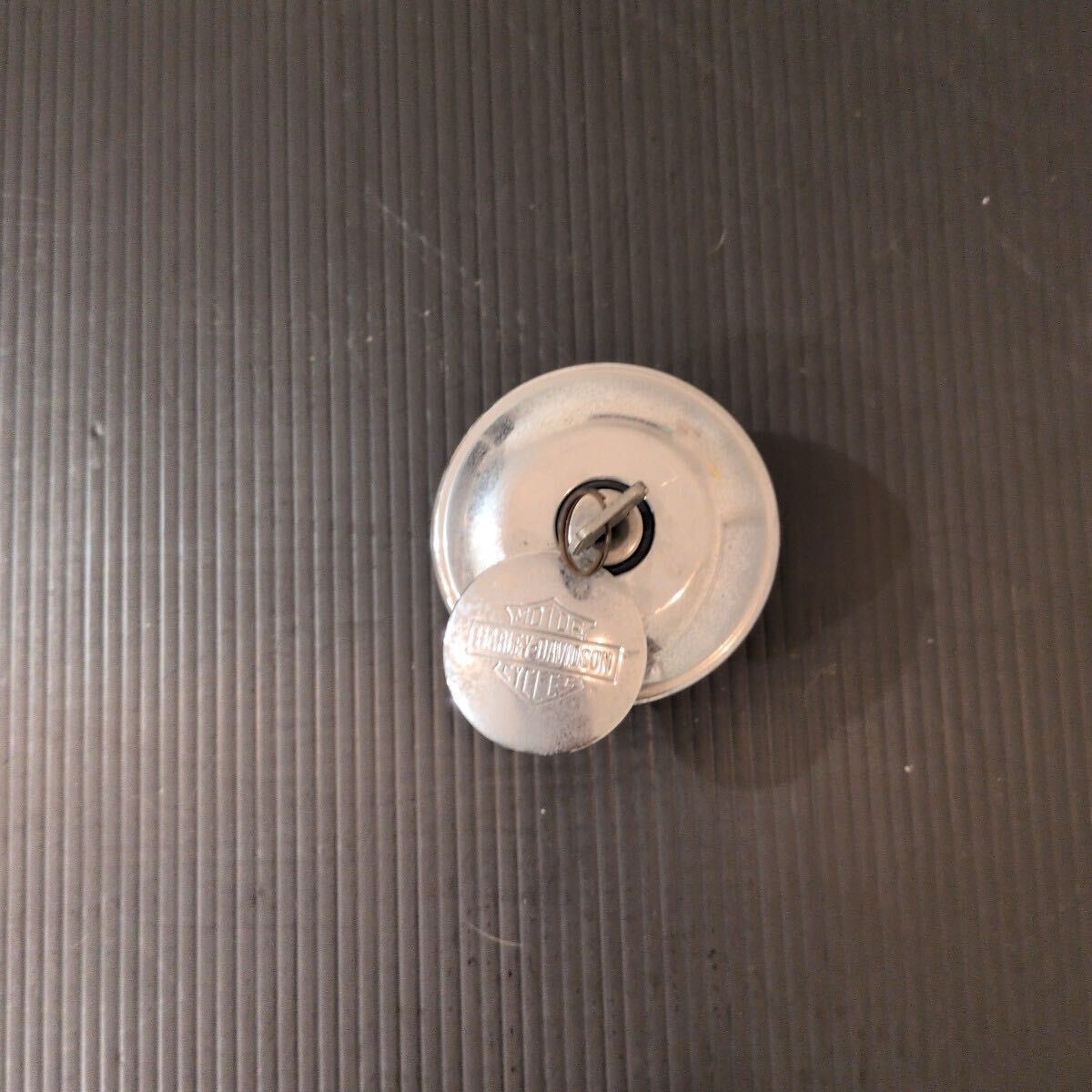 ハーレーダビッドソンXLスポーツスター取外純正タンクキャップ(カギ付)拍卖