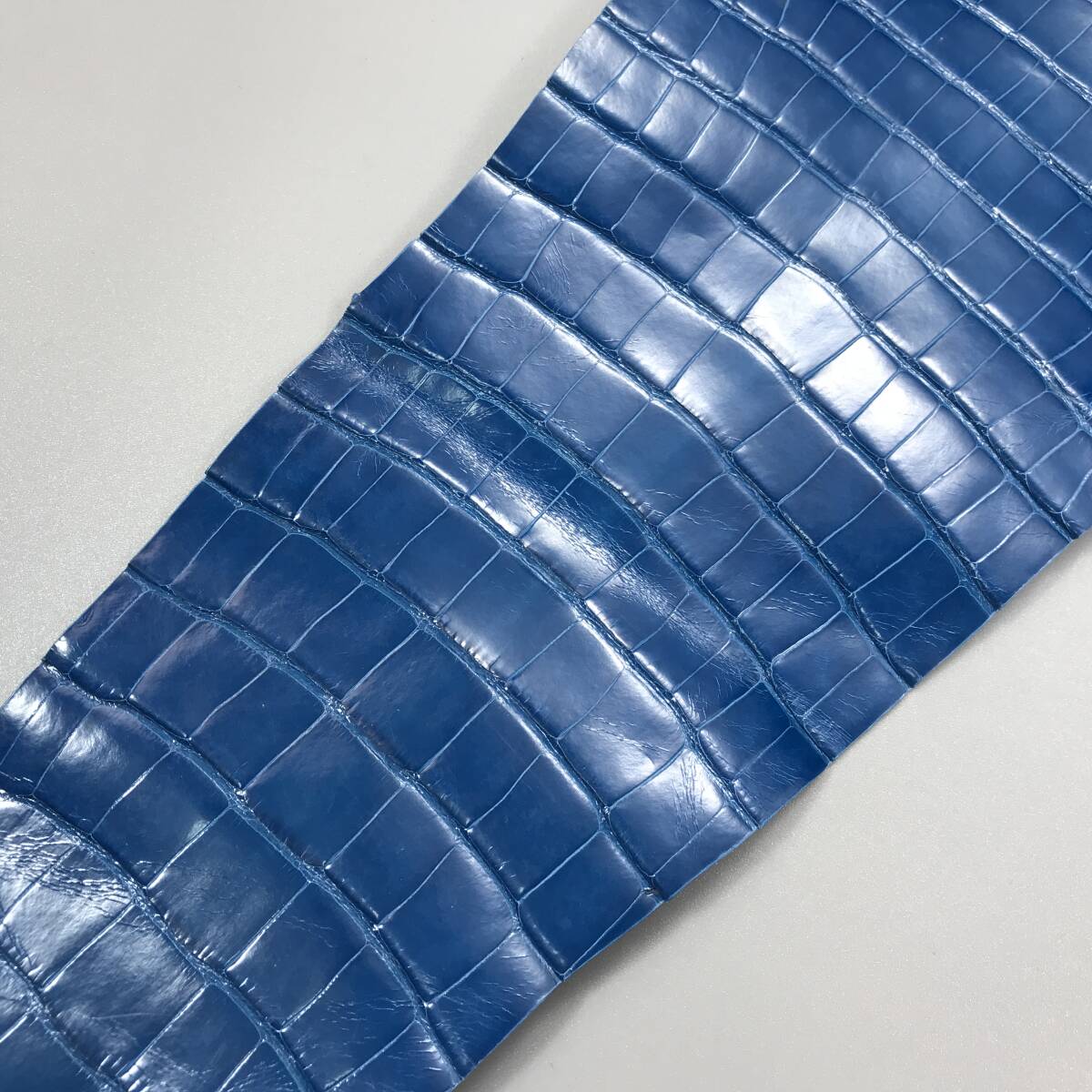 最高アリゲーター クロコダイル レザークラフト ワニ革 革細工 DIY素材 手作り ウォレット用 材料 はぎれ シャイニング 現物画像 NO.83754拍卖