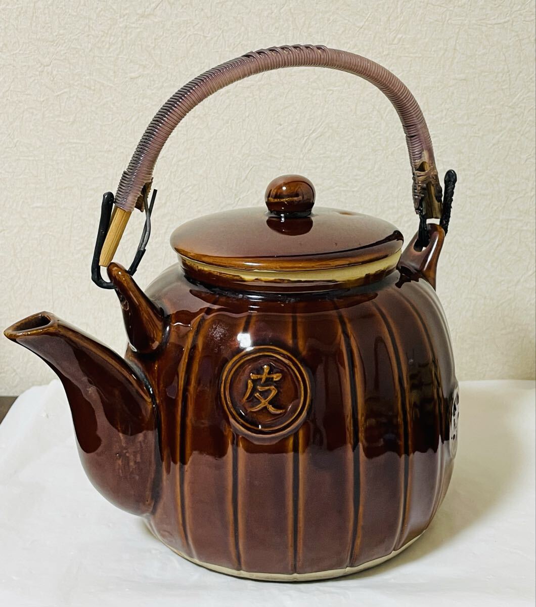 ブラウン色の陶器のやかん 難あり 陶磁器 レトロ インテリア 茶道具 急須 陶器 土瓶 水注 茶器 拍卖