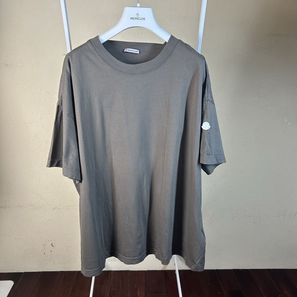 【最安値】 MONCLERモンクレールHYKEコラボ半袖TシャツカーキL拍卖