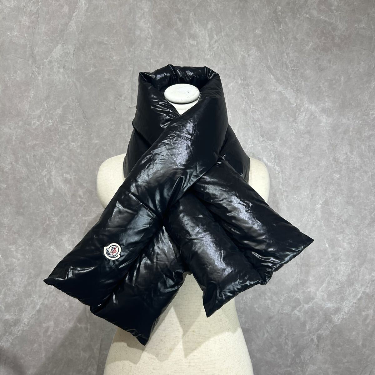 【極美品】 MONCLER モンクレールダウンマフラーロゴワッペン黒拍卖