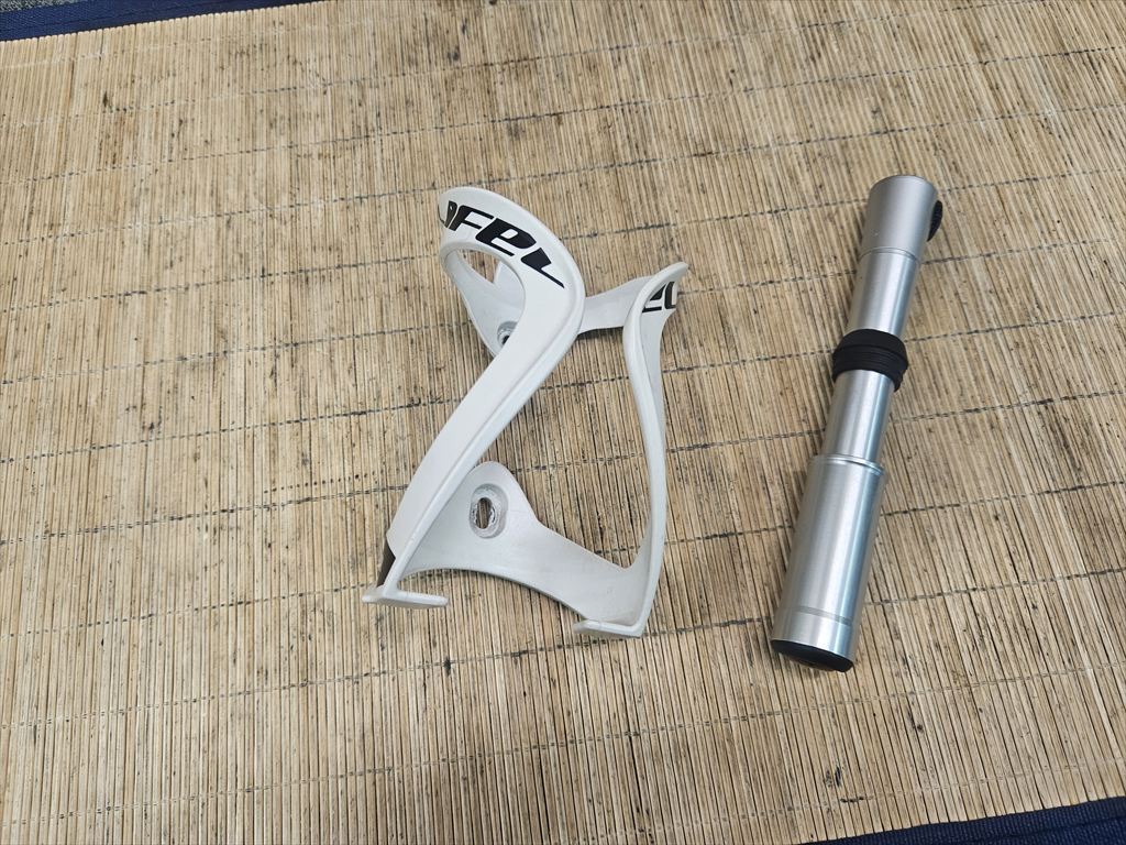 ■ 【 発送限定 】 500円スタート!! ■ LIFE ESSENTIAL ボトルケージ + WRENCH FORCE ミニポンプ(仏式) 送料600円!! 同梱発送承中!!拍卖