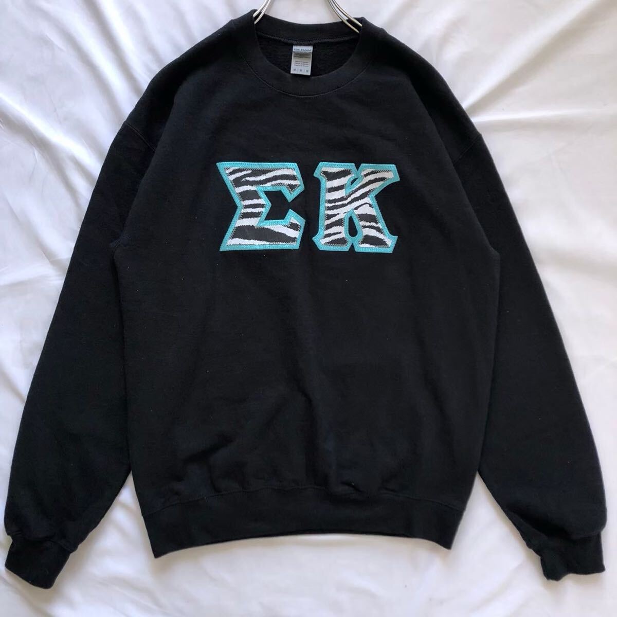 GILDAN ギルダン ΣΚ ゼブラ柄 刺繍スウェット M 黒 トレーナー プリント拍卖