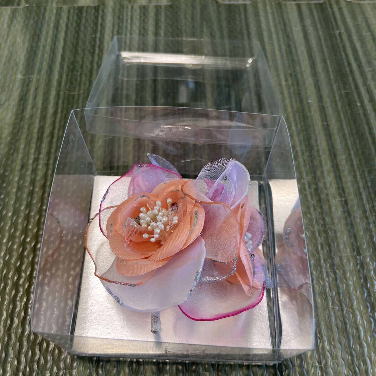 新品 お花のコサージュ ローズコサージュ 薔薇バラビジューフラワーブローチ 卒業式入学式結婚式 フォーマル セレモニー 6拍卖
