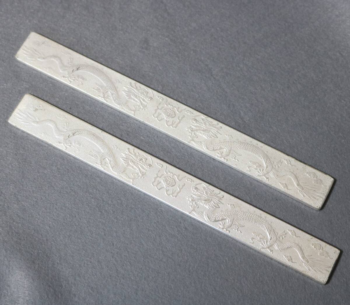 文鎮 白銅双龍戯珠鎮紙二本組 23.0㎝    DL30拍卖