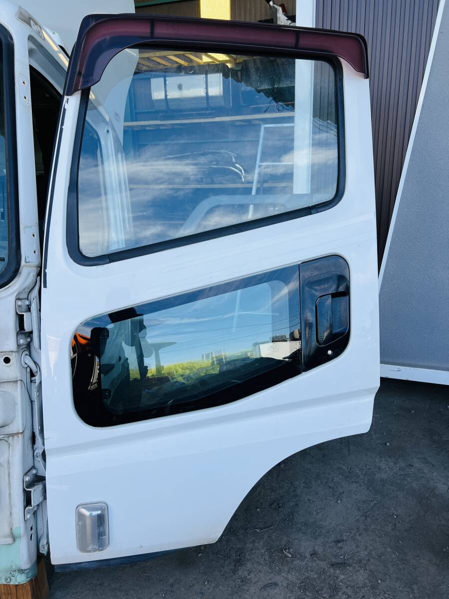 1A004N 純正 三菱 ふそう 07 スーパーグレート QPG-FS64VZ ドア (ガラス 内張り ヒンジ付き) 右 右側 運転席側 ホワイト 白 118拍卖