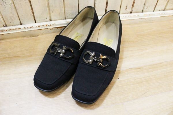 B69★Salvatore Ferragamo/サルヴァトーレフェラガモ ガンチーニパンプス レディース ローヒール ブラック系 4.2/1サイズ USED ★拍卖